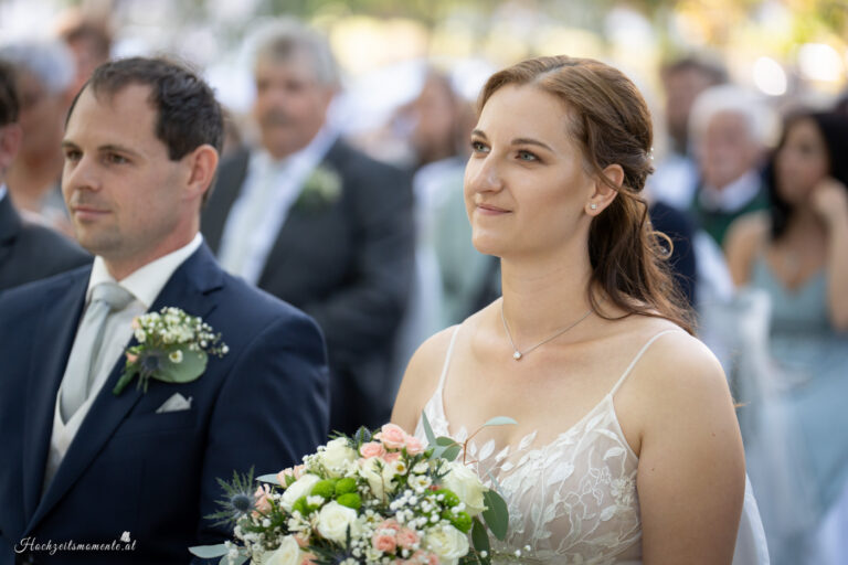 Hochzeitsfotograf Wiener Neustadt, Baden bei Wien & Umgebung Ich bin Ihr Hochzeitsfotograf in Wiener Neustadt, Baden bei Wien und der Umgebung. Mit viel Erfahrung und Liebe zum Detail halte ich die schönsten Momente Ihrer Hochzeit in authentischen, emotionalen Fotos fest. Zusätzlich können Sie im Raum Wiener Neustadt, Baden bei Wien und Umgebung eine Fotobox für Ihre Feier mieten – für noch mehr Spaß und unvergessliche Erinnerungen. Vertrauen Sie auf meine Expertise, um Ihre Hochzeitsbilder perfekt in Szene zu setzen.