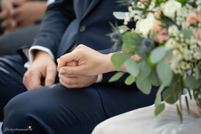 Hochzeitsfotograf Wiener Neustadt, Baden bei Wien & Umgebung Ich bin Ihr Hochzeitsfotograf in Wiener Neustadt, Baden bei Wien und der Umgebung. Mit viel Erfahrung und Liebe zum Detail halte ich die schönsten Momente Ihrer Hochzeit in authentischen, emotionalen Fotos fest. Zusätzlich können Sie im Raum Wiener Neustadt, Baden bei Wien und Umgebung eine Fotobox für Ihre Feier mieten – für noch mehr Spaß und unvergessliche Erinnerungen. Vertrauen Sie auf meine Expertise, um Ihre Hochzeitsbilder perfekt in Szene zu setzen.