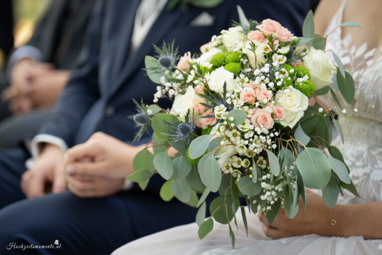 Hochzeitsfotograf Wiener Neustadt, Baden bei Wien & Umgebung Ich bin Ihr Hochzeitsfotograf in Wiener Neustadt, Baden bei Wien und der Umgebung. Mit viel Erfahrung und Liebe zum Detail halte ich die schönsten Momente Ihrer Hochzeit in authentischen, emotionalen Fotos fest. Zusätzlich können Sie im Raum Wiener Neustadt, Baden bei Wien und Umgebung eine Fotobox für Ihre Feier mieten – für noch mehr Spaß und unvergessliche Erinnerungen. Vertrauen Sie auf meine Expertise, um Ihre Hochzeitsbilder perfekt in Szene zu setzen.