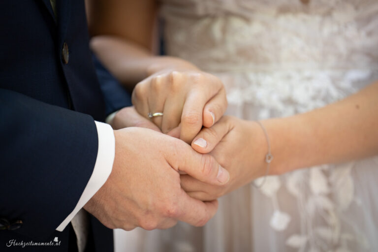 Hochzeitsfotograf Wiener Neustadt, Baden bei Wien & Umgebung Ich bin Ihr Hochzeitsfotograf in Wiener Neustadt, Baden bei Wien und der Umgebung. Mit viel Erfahrung und Liebe zum Detail halte ich die schönsten Momente Ihrer Hochzeit in authentischen, emotionalen Fotos fest. Zusätzlich können Sie im Raum Wiener Neustadt, Baden bei Wien und Umgebung eine Fotobox für Ihre Feier mieten – für noch mehr Spaß und unvergessliche Erinnerungen. Vertrauen Sie auf meine Expertise, um Ihre Hochzeitsbilder perfekt in Szene zu setzen.