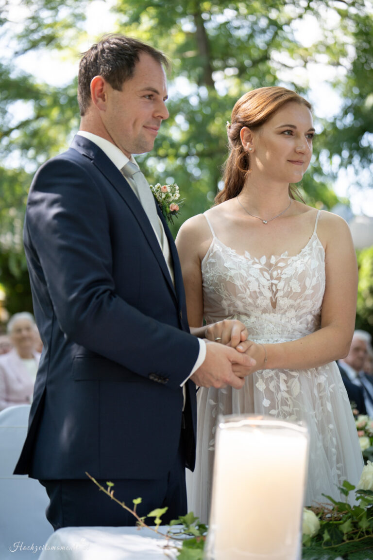Hochzeitsfotograf Wiener Neustadt, Baden bei Wien & Umgebung Ich bin Ihr Hochzeitsfotograf in Wiener Neustadt, Baden bei Wien und der Umgebung. Mit viel Erfahrung und Liebe zum Detail halte ich die schönsten Momente Ihrer Hochzeit in authentischen, emotionalen Fotos fest. Zusätzlich können Sie im Raum Wiener Neustadt, Baden bei Wien und Umgebung eine Fotobox für Ihre Feier mieten – für noch mehr Spaß und unvergessliche Erinnerungen. Vertrauen Sie auf meine Expertise, um Ihre Hochzeitsbilder perfekt in Szene zu setzen.