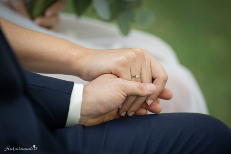 Hochzeitsfotograf Wiener Neustadt, Baden bei Wien & Umgebung Ich bin Ihr Hochzeitsfotograf in Wiener Neustadt, Baden bei Wien und der Umgebung. Mit viel Erfahrung und Liebe zum Detail halte ich die schönsten Momente Ihrer Hochzeit in authentischen, emotionalen Fotos fest. Zusätzlich können Sie im Raum Wiener Neustadt, Baden bei Wien und Umgebung eine Fotobox für Ihre Feier mieten – für noch mehr Spaß und unvergessliche Erinnerungen. Vertrauen Sie auf meine Expertise, um Ihre Hochzeitsbilder perfekt in Szene zu setzen.