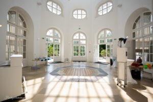Hochzeitsfotograf im Burgenland, Eisenstadt & Umgebung Ich bin Ihr Hochzeitsfotograf für das Burgenland, Eisenstadt, Baden bei Wien sowie den Bezirk Neunkirchen und Wiener Neustadt. Mit viel Erfahrung und Liebe zum Detail halte ich die schönsten Momente Ihrer Hochzeit in authentischen und emotionalen Fotos fest. Vertrauen Sie auf meine Expertise, um Ihre unvergesslichen Erinnerungen in einzigartigen Bildern zu verewigen – ganz nach Ihren Vorstellungen.