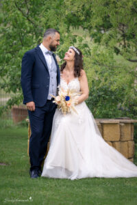 Hochzeitsfotografin in der Nähe von Baden und Wiener Neustadt Suchen Sie eine Hochzeitsfotografin in der Nähe von Baden oder Wiener Neustadt? Ich biete authentische und lebendige Fotos, die ungestellte Momente einfangen und Erinnerungen für die Ewigkeit schaffen. Mein Ziel ist es, einmalige und einzigartige Erinnerungen zu schaffen, die die Emotionen und die Schönheit Ihres besonderen Tages widerspiegeln. Mit einem Fokus auf ungestellte Aufnahmen halte ich die besonderen Augenblicke fest, die oft im Trubel des Tages übersehen werden. Jedes Lächeln, jede Träne der Freude und jede Umarmung wird in lebendigen Bildern festgehalten, die Sie ein Leben lang begleiten werden. Lassen Sie uns gemeinsam Ihre Geschichte erzählen und die besonderen Momente Ihrer Hochzeit für die Ewigkeit festhalten. Kontaktieren Sie mich, um mehr über meine Dienstleistungen als Hochzeitsfotografin in der Nähe von Baden und Wiener Neustadt zu erfahren! Hochzeitsfotografin in ganz Österreich – Authentische Hochzeitsfotos für euren besonderen Tag Als erfahrene Hochzeitsfotografin bin ich in ganz Österreich für euch im Einsatz. Ich habe bereits zahlreiche Hochzeiten in der Steiermark, im Burgenland und in vielen anderen Bundesländern begleitet. Egal, wo eure Traumhochzeit stattfindet – ich komme gerne zu euch und halte die besonderen Momente eures großen Tages fest. Meine Leidenschaft liegt darin, authentische Hochzeitsfotos zu erstellen, die die Emotionen und die einzigartigen Augenblicke eurer Feier einfangen. Jedes Lächeln, jede Träne der Freude und jede liebevolle Geste werden in lebendigen Bildern festgehalten, die euch ein Leben lang begleiten. Vertraut auf meine Erfahrung und Kreativität, um eure Hochzeit unvergesslich zu machen. Kontaktiert mich, um mehr über meine Dienstleistungen als Hochzeitsfotografin in ganz Österreich zu erfahren!