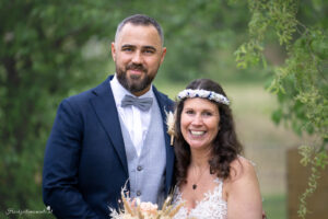 Hochzeitsfotografin mit Herz in der Nähe von Baden, Wiener Neustadt, Mödling, Wien, Perchtoldsdorf und Felixdorf Sucht ihr eine Hochzeitsfotografin mit Herz, die eure besonderen Momente in der Nähe von Baden, Wiener Neustadt oder in der Umgebung von Mödling, Wien, Perchtoldsdorf und Felixdorf festhält? Dann seid ihr hier genau richtig! Ich biete authentische und emotionale Hochzeitsfotografie, die die einzigartigen Augenblicke eurer Feier einfängt. Mit viel Leidenschaft und einem einfühlsamen Blick für Details halte ich die schönsten Erinnerungen eures großen Tages fest. Egal, ob es sich um eine romantische Zeremonie in Baden, eine Feier in Wiener Neustadt oder eine Hochzeit in der malerischen Umgebung von Mödling handelt – ich bin bereit, eure Geschichte mit meiner Kamera zu erzählen. Vertraut auf meine Erfahrung und Kreativität, um unvergessliche Erinnerungen zu schaffen, die ein Leben lang halten. Bucht jetzt eure Hochzeitsfotografin mit Herz in der Nähe von Baden, Wiener Neustadt, Mödling, Wien, Perchtoldsdorf oder Felixdorf und lasst uns gemeinsam eure Traumhochzeit festhalten! Kontaktiert mich für ein unverbindliches Angebot.