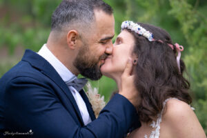 Hochzeitsfotografin in der Nähe von Baden und Wiener Neustadt Suchen Sie eine Hochzeitsfotografin in der Nähe von Baden oder Wiener Neustadt? Ich biete authentische und lebendige Fotos, die ungestellte Momente einfangen und Erinnerungen für die Ewigkeit schaffen. Mein Ziel ist es, einmalige und einzigartige Erinnerungen zu schaffen, die die Emotionen und die Schönheit Ihres besonderen Tages widerspiegeln. Mit einem Fokus auf ungestellte Aufnahmen halte ich die besonderen Augenblicke fest, die oft im Trubel des Tages übersehen werden. Jedes Lächeln, jede Träne der Freude und jede Umarmung wird in lebendigen Bildern festgehalten, die Sie ein Leben lang begleiten werden. Lassen Sie uns gemeinsam Ihre Geschichte erzählen und die besonderen Momente Ihrer Hochzeit für die Ewigkeit festhalten. Kontaktieren Sie mich, um mehr über meine Dienstleistungen als Hochzeitsfotografin in der Nähe von Baden und Wiener Neustadt zu erfahren! Hochzeitsfotografin in ganz Österreich – Authentische Hochzeitsfotos für euren besonderen Tag Als erfahrene Hochzeitsfotografin bin ich in ganz Österreich für euch im Einsatz. Ich habe bereits zahlreiche Hochzeiten in der Steiermark, im Burgenland und in vielen anderen Bundesländern begleitet. Egal, wo eure Traumhochzeit stattfindet – ich komme gerne zu euch und halte die besonderen Momente eures großen Tages fest. Meine Leidenschaft liegt darin, authentische Hochzeitsfotos zu erstellen, die die Emotionen und die einzigartigen Augenblicke eurer Feier einfangen. Jedes Lächeln, jede Träne der Freude und jede liebevolle Geste werden in lebendigen Bildern festgehalten, die euch ein Leben lang begleiten. Vertraut auf meine Erfahrung und Kreativität, um eure Hochzeit unvergesslich zu machen. Kontaktiert mich, um mehr über meine Dienstleistungen als Hochzeitsfotografin in ganz Österreich zu erfahren!