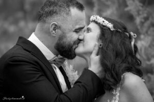 Hochzeitsfotografin in der Nähe von Baden, Wiener Neustadt und Wien – Unvergessliche Erinnerungen festhalten Sucht ihr eine talentierte Hochzeitsfotografin in der Nähe von Baden? Oder vielleicht eine Hochzeitsfotografin in der Umgebung von Wiener Neustadt und Wien? Dann seid ihr hier genau richtig! Ich biete professionelle Hochzeitsfotografie, die eure besonderen Momente in authentischen und lebendigen Bildern festhält. Als erfahrene Hochzeitsfotografin im Bezirk Mödling und darüber hinaus, verstehe ich, wie wichtig es ist, die Emotionen und einzigartigen Augenblicke eurer Hochzeit einzufangen. Egal, ob ihr eine romantische Feier in Baden, eine traumhafte Hochzeit in Wiener Neustadt oder eine elegante Zeremonie in Wien plant – ich bin bereit, eure Geschichte mit meiner Kamera zu erzählen. Bucht jetzt eure Hochzeitsfotografin in der Nähe von Baden, Wiener Neustadt oder im Bezirk Mödling und sichert euch unvergessliche Erinnerungen für die Ewigkeit. Kontaktiert mich für ein unverbindliches Angebot und lasst uns gemeinsam eure Traumhochzeit festhalten!