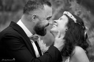 Hochzeitsfotografin in der Nähe von Baden und Wiener Neustadt Suchen Sie eine Hochzeitsfotografin in der Nähe von Baden oder Wiener Neustadt? Ich biete authentische und lebendige Fotos, die ungestellte Momente einfangen und Erinnerungen für die Ewigkeit schaffen. Mein Ziel ist es, einmalige und einzigartige Erinnerungen zu schaffen, die die Emotionen und die Schönheit Ihres besonderen Tages widerspiegeln. Mit einem Fokus auf ungestellte Aufnahmen halte ich die besonderen Augenblicke fest, die oft im Trubel des Tages übersehen werden. Jedes Lächeln, jede Träne der Freude und jede Umarmung wird in lebendigen Bildern festgehalten, die Sie ein Leben lang begleiten werden. Lassen Sie uns gemeinsam Ihre Geschichte erzählen und die besonderen Momente Ihrer Hochzeit für die Ewigkeit festhalten. Kontaktieren Sie mich, um mehr über meine Dienstleistungen als Hochzeitsfotografin in der Nähe von Baden und Wiener Neustadt zu erfahren! Hochzeitsfotografin in ganz Österreich – Authentische Hochzeitsfotos für euren besonderen Tag Als erfahrene Hochzeitsfotografin bin ich in ganz Österreich für euch im Einsatz. Ich habe bereits zahlreiche Hochzeiten in der Steiermark, im Burgenland und in vielen anderen Bundesländern begleitet. Egal, wo eure Traumhochzeit stattfindet – ich komme gerne zu euch und halte die besonderen Momente eures großen Tages fest. Meine Leidenschaft liegt darin, authentische Hochzeitsfotos zu erstellen, die die Emotionen und die einzigartigen Augenblicke eurer Feier einfangen. Jedes Lächeln, jede Träne der Freude und jede liebevolle Geste werden in lebendigen Bildern festgehalten, die euch ein Leben lang begleiten. Vertraut auf meine Erfahrung und Kreativität, um eure Hochzeit unvergesslich zu machen. Kontaktiert mich, um mehr über meine Dienstleistungen als Hochzeitsfotografin in ganz Österreich zu erfahren!