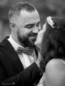 Hochzeitsfotografin in der Nähe von Baden, Wiener Neustadt und Wien – Unvergessliche Erinnerungen festhalten Sucht ihr eine talentierte Hochzeitsfotografin in der Nähe von Baden? Oder vielleicht eine Hochzeitsfotografin in der Umgebung von Wiener Neustadt und Wien? Dann seid ihr hier genau richtig! Ich biete professionelle Hochzeitsfotografie, die eure besonderen Momente in authentischen und lebendigen Bildern festhält. Als erfahrene Hochzeitsfotografin im Bezirk Mödling und darüber hinaus, verstehe ich, wie wichtig es ist, die Emotionen und einzigartigen Augenblicke eurer Hochzeit einzufangen. Egal, ob ihr eine romantische Feier in Baden, eine traumhafte Hochzeit in Wiener Neustadt oder eine elegante Zeremonie in Wien plant – ich bin bereit, eure Geschichte mit meiner Kamera zu erzählen. Bucht jetzt eure Hochzeitsfotografin in der Nähe von Baden, Wiener Neustadt oder im Bezirk Mödling und sichert euch unvergessliche Erinnerungen für die Ewigkeit. Kontaktiert mich für ein unverbindliches Angebot und lasst uns gemeinsam eure Traumhochzeit festhalten!