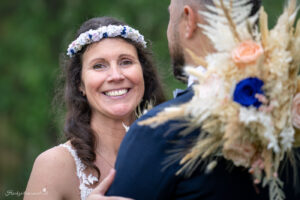 Hochzeitsfotografin in der Nähe von Baden und Wiener Neustadt Suchen Sie eine Hochzeitsfotografin in der Nähe von Baden oder Wiener Neustadt? Ich biete authentische und lebendige Fotos, die ungestellte Momente einfangen und Erinnerungen für die Ewigkeit schaffen. Mein Ziel ist es, einmalige und einzigartige Erinnerungen zu schaffen, die die Emotionen und die Schönheit Ihres besonderen Tages widerspiegeln. Mit einem Fokus auf ungestellte Aufnahmen halte ich die besonderen Augenblicke fest, die oft im Trubel des Tages übersehen werden. Jedes Lächeln, jede Träne der Freude und jede Umarmung wird in lebendigen Bildern festgehalten, die Sie ein Leben lang begleiten werden. Lassen Sie uns gemeinsam Ihre Geschichte erzählen und die besonderen Momente Ihrer Hochzeit für die Ewigkeit festhalten. Kontaktieren Sie mich, um mehr über meine Dienstleistungen als Hochzeitsfotografin in der Nähe von Baden und Wiener Neustadt zu erfahren! Hochzeitsfotografin in ganz Österreich – Authentische Hochzeitsfotos für euren besonderen Tag Als erfahrene Hochzeitsfotografin bin ich in ganz Österreich für euch im Einsatz. Ich habe bereits zahlreiche Hochzeiten in der Steiermark, im Burgenland und in vielen anderen Bundesländern begleitet. Egal, wo eure Traumhochzeit stattfindet – ich komme gerne zu euch und halte die besonderen Momente eures großen Tages fest. Meine Leidenschaft liegt darin, authentische Hochzeitsfotos zu erstellen, die die Emotionen und die einzigartigen Augenblicke eurer Feier einfangen. Jedes Lächeln, jede Träne der Freude und jede liebevolle Geste werden in lebendigen Bildern festgehalten, die euch ein Leben lang begleiten. Vertraut auf meine Erfahrung und Kreativität, um eure Hochzeit unvergesslich zu machen. Kontaktiert mich, um mehr über meine Dienstleistungen als Hochzeitsfotografin in ganz Österreich zu erfahren!
