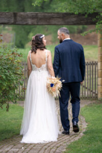 Hochzeitsfotografin in der Nähe von Baden und Wiener Neustadt Suchen Sie eine Hochzeitsfotografin in der Nähe von Baden oder Wiener Neustadt? Ich biete authentische und lebendige Fotos, die ungestellte Momente einfangen und Erinnerungen für die Ewigkeit schaffen. Mein Ziel ist es, einmalige und einzigartige Erinnerungen zu schaffen, die die Emotionen und die Schönheit Ihres besonderen Tages widerspiegeln. Mit einem Fokus auf ungestellte Aufnahmen halte ich die besonderen Augenblicke fest, die oft im Trubel des Tages übersehen werden. Jedes Lächeln, jede Träne der Freude und jede Umarmung wird in lebendigen Bildern festgehalten, die Sie ein Leben lang begleiten werden. Lassen Sie uns gemeinsam Ihre Geschichte erzählen und die besonderen Momente Ihrer Hochzeit für die Ewigkeit festhalten. Kontaktieren Sie mich, um mehr über meine Dienstleistungen als Hochzeitsfotografin in der Nähe von Baden und Wiener Neustadt zu erfahren! Hochzeitsfotografin in ganz Österreich – Authentische Hochzeitsfotos für euren besonderen Tag Als erfahrene Hochzeitsfotografin bin ich in ganz Österreich für euch im Einsatz. Ich habe bereits zahlreiche Hochzeiten in der Steiermark, im Burgenland und in vielen anderen Bundesländern begleitet. Egal, wo eure Traumhochzeit stattfindet – ich komme gerne zu euch und halte die besonderen Momente eures großen Tages fest. Meine Leidenschaft liegt darin, authentische Hochzeitsfotos zu erstellen, die die Emotionen und die einzigartigen Augenblicke eurer Feier einfangen. Jedes Lächeln, jede Träne der Freude und jede liebevolle Geste werden in lebendigen Bildern festgehalten, die euch ein Leben lang begleiten. Vertraut auf meine Erfahrung und Kreativität, um eure Hochzeit unvergesslich zu machen. Kontaktiert mich, um mehr über meine Dienstleistungen als Hochzeitsfotografin in ganz Österreich zu erfahren!