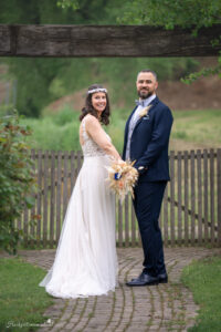 Hochzeitsfotografin in der Nähe von Baden, Wiener Neustadt und Wien – Unvergessliche Erinnerungen festhalten Sucht ihr eine talentierte Hochzeitsfotografin in der Nähe von Baden? Oder vielleicht eine Hochzeitsfotografin in der Umgebung von Wiener Neustadt und Wien? Dann seid ihr hier genau richtig! Ich biete professionelle Hochzeitsfotografie, die eure besonderen Momente in authentischen und lebendigen Bildern festhält. Als erfahrene Hochzeitsfotografin im Bezirk Mödling und darüber hinaus, verstehe ich, wie wichtig es ist, die Emotionen und einzigartigen Augenblicke eurer Hochzeit einzufangen. Egal, ob ihr eine romantische Feier in Baden, eine traumhafte Hochzeit in Wiener Neustadt oder eine elegante Zeremonie in Wien plant – ich bin bereit, eure Geschichte mit meiner Kamera zu erzählen. Bucht jetzt eure Hochzeitsfotografin in der Nähe von Baden, Wiener Neustadt oder im Bezirk Mödling und sichert euch unvergessliche Erinnerungen für die Ewigkeit. Kontaktiert mich für ein unverbindliches Angebot und lasst uns gemeinsam eure Traumhochzeit festhalten!