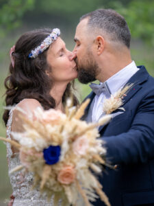 Hochzeitsfotografin mit Herz in der Nähe von Baden, Wiener Neustadt, Mödling, Wien, Perchtoldsdorf und Felixdorf Sucht ihr eine Hochzeitsfotografin mit Herz, die eure besonderen Momente in der Nähe von Baden, Wiener Neustadt oder in der Umgebung von Mödling, Wien, Perchtoldsdorf und Felixdorf festhält? Dann seid ihr hier genau richtig! Ich biete authentische und emotionale Hochzeitsfotografie, die die einzigartigen Augenblicke eurer Feier einfängt. Mit viel Leidenschaft und einem einfühlsamen Blick für Details halte ich die schönsten Erinnerungen eures großen Tages fest. Egal, ob es sich um eine romantische Zeremonie in Baden, eine Feier in Wiener Neustadt oder eine Hochzeit in der malerischen Umgebung von Mödling handelt – ich bin bereit, eure Geschichte mit meiner Kamera zu erzählen. Vertraut auf meine Erfahrung und Kreativität, um unvergessliche Erinnerungen zu schaffen, die ein Leben lang halten. Bucht jetzt eure Hochzeitsfotografin mit Herz in der Nähe von Baden, Wiener Neustadt, Mödling, Wien, Perchtoldsdorf oder Felixdorf und lasst uns gemeinsam eure Traumhochzeit festhalten! Kontaktiert mich für ein unverbindliches Angebot.