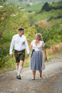 Hochzeitsfotograf Mödling, Baden bei Wien & Umgebung Als erfahrener Hochzeitsfotograf in Mödling, Baden bei Wien und Umgebung fange ich die schönsten Momente Ihres großen Tages in authentischen, emotionalen Bildern ein. Mit viel Liebe zum Detail und einem sicheren Auge für besondere Augenblicke, halte ich die unvergesslichen Erinnerungen an Ihre Hochzeit fest – ganz nach Ihren Wünschen und mit viel Herz. Vertrauen Sie auf meine jahrelange Erfahrung und lassen Sie sich von meinen Hochzeitsfotos verzaubern!