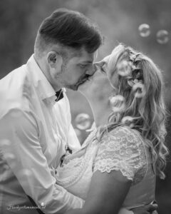 Hochzeitsfotograf Mödling, Baden bei Wien & Umgebung Als erfahrener Hochzeitsfotograf in Mödling, Baden bei Wien und Umgebung fange ich die schönsten Momente Ihres großen Tages in authentischen, emotionalen Bildern ein. Mit viel Liebe zum Detail und einem sicheren Auge für besondere Augenblicke, halte ich die unvergesslichen Erinnerungen an Ihre Hochzeit fest – ganz nach Ihren Wünschen und mit viel Herz. Vertrauen Sie auf meine jahrelange Erfahrung und lassen Sie sich von meinen Hochzeitsfotos verzaubern!