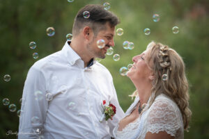 Hochzeitsfotograf Mödling, Baden bei Wien & Umgebung Als erfahrener Hochzeitsfotograf in Mödling, Baden bei Wien und Umgebung fange ich die schönsten Momente Ihres großen Tages in authentischen, emotionalen Bildern ein. Mit viel Liebe zum Detail und einem sicheren Auge für besondere Augenblicke, halte ich die unvergesslichen Erinnerungen an Ihre Hochzeit fest – ganz nach Ihren Wünschen und mit viel Herz. Vertrauen Sie auf meine jahrelange Erfahrung und lassen Sie sich von meinen Hochzeitsfotos verzaubern!