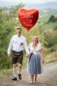 Hochzeitsfotograf Mödling, Baden bei Wien & Umgebung Als erfahrener Hochzeitsfotograf in Mödling, Baden bei Wien und Umgebung fange ich die schönsten Momente Ihres großen Tages in authentischen, emotionalen Bildern ein. Mit viel Liebe zum Detail und einem sicheren Auge für besondere Augenblicke, halte ich die unvergesslichen Erinnerungen an Ihre Hochzeit fest – ganz nach Ihren Wünschen und mit viel Herz. Vertrauen Sie auf meine jahrelange Erfahrung und lassen Sie sich von meinen Hochzeitsfotos verzaubern!