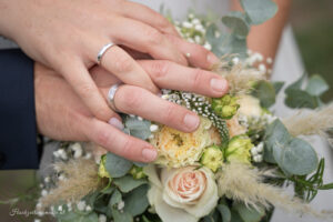 Hochzeitsfotograf Wiener Neustadt, Hochzeitsfotograf Baden bei Wien, Hochzeitsfotograf Wien, Gasthaus Ziegelwerk, Wimpassing an der Leitha Hochzeitsfotograf im Burgenland, Eisenstadt & Umgebung Ich bin Ihr Hochzeitsfotograf für das Burgenland, Eisenstadt, Baden bei Wien sowie den Bezirk Neunkirchen und Wiener Neustadt. Mit viel Erfahrung und Liebe zum Detail halte ich die schönsten Momente Ihrer Hochzeit in authentischen und emotionalen Fotos fest. Vertrauen Sie auf meine Expertise, um Ihre unvergesslichen Erinnerungen in einzigartigen Bildern zu verewigen – ganz nach Ihren Vorstellungen.