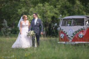 Hochzeitsfotograf Wien, Baden bei Wien & Mödling Als erfahrener Hochzeitsfotograf in Wien, Baden bei Wien, Mödling und Umgebung fange ich die schönsten Momente Ihrer Hochzeit mit authentischen, emotionalen Bildern ein. Mit viel Liebe zum Detail halte ich Ihre unvergesslichen Erinnerungen fest. Zusätzlich biete ich die Möglichkeit, eine Fotobox im Raum Wien günstig zu mieten – für noch mehr Spaß und unvergessliche Erinnerungen an Ihrem großen Tag.