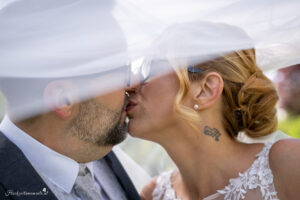 Hochzeitsfotograf Wien, Baden bei Wien & Mödling Als erfahrener Hochzeitsfotograf in Wien, Baden bei Wien, Mödling und Umgebung fange ich die schönsten Momente Ihrer Hochzeit mit authentischen, emotionalen Bildern ein. Mit viel Liebe zum Detail halte ich Ihre unvergesslichen Erinnerungen fest. Zusätzlich biete ich die Möglichkeit, eine Fotobox im Raum Wien günstig zu mieten – für noch mehr Spaß und unvergessliche Erinnerungen an Ihrem großen Tag.