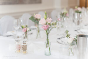 Hochzeitsfotograf Wiener Neustadt, Baden bei Wien & Umgebung Ich bin Ihr Hochzeitsfotograf in Wiener Neustadt, Baden bei Wien und der Umgebung. Mit viel Erfahrung und Liebe zum Detail halte ich die schönsten Momente Ihrer Hochzeit in authentischen, emotionalen Fotos fest. Zusätzlich können Sie im Raum Wiener Neustadt, Baden bei Wien und Umgebung eine Fotobox für Ihre Feier mieten – für noch mehr Spaß und unvergessliche Erinnerungen. Vertrauen Sie auf meine Expertise, um Ihre Hochzeitsbilder perfekt in Szene zu setzen.