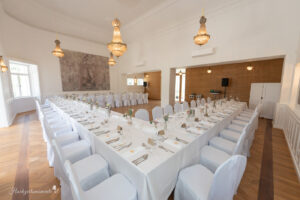 Hochzeit Schloss Schönau, Hochzeitsfotograf Wiener Neustadt, Baden bei Wien & Umgebung Ich bin Ihr Hochzeitsfotograf in Wiener Neustadt, Baden bei Wien und der Umgebung. Mit viel Erfahrung und Liebe zum Detail halte ich die schönsten Momente Ihrer Hochzeit in authentischen, emotionalen Fotos fest. Zusätzlich können Sie im Raum Wiener Neustadt, Baden bei Wien und Umgebung eine Fotobox für Ihre Feier mieten – für noch mehr Spaß und unvergessliche Erinnerungen. Vertrauen Sie auf meine Expertise, um Ihre Hochzeitsbilder perfekt in Szene zu setzen.