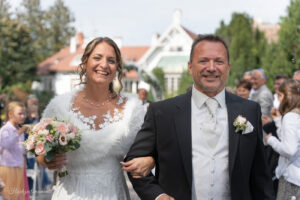 Hochzeitsfotograf Wiener Neustadt, Baden bei Wien & Umgebung Ich bin Ihr Hochzeitsfotograf in Wiener Neustadt, Baden bei Wien und der Umgebung. Mit viel Erfahrung und Liebe zum Detail halte ich die schönsten Momente Ihrer Hochzeit in authentischen, emotionalen Fotos fest. Zusätzlich können Sie im Raum Wiener Neustadt, Baden bei Wien und Umgebung eine Fotobox für Ihre Feier mieten – für noch mehr Spaß und unvergessliche Erinnerungen. Vertrauen Sie auf meine Expertise, um Ihre Hochzeitsbilder perfekt in Szene zu setzen.