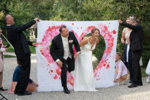 Hochzeitsfotograf Wiener Neustadt, Baden bei Wien & Umgebung Ich bin Ihr Hochzeitsfotograf in Wiener Neustadt, Baden bei Wien und der Umgebung. Mit viel Erfahrung und Liebe zum Detail halte ich die schönsten Momente Ihrer Hochzeit in authentischen, emotionalen Fotos fest. Zusätzlich können Sie im Raum Wiener Neustadt, Baden bei Wien und Umgebung eine Fotobox für Ihre Feier mieten – für noch mehr Spaß und unvergessliche Erinnerungen. Vertrauen Sie auf meine Expertise, um Ihre Hochzeitsbilder perfekt in Szene zu setzen.