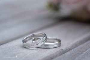 Hochzeitsfotograf Wiener Neustadt, Baden bei Wien & Umgebung Ich bin Ihr Hochzeitsfotograf in Wiener Neustadt, Baden bei Wien und der Umgebung. Mit viel Erfahrung und Liebe zum Detail halte ich die schönsten Momente Ihrer Hochzeit in authentischen, emotionalen Fotos fest. Zusätzlich können Sie im Raum Wiener Neustadt, Baden bei Wien und Umgebung eine Fotobox für Ihre Feier mieten – für noch mehr Spaß und unvergessliche Erinnerungen. Vertrauen Sie auf meine Expertise, um Ihre Hochzeitsbilder perfekt in Szene zu setzen.