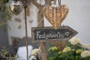 Hochzeitsfotograf im Burgenland, Eisenstadt & Neusiedlersee Ich bin Ihr Hochzeitsfotograf im Burgenland, rund um Eisenstadt und am Neusiedlersee. Mit viel Erfahrung und Liebe zum Detail halte ich die emotionalsten Momente Ihrer Hochzeit in authentischen Bildern fest. Als spezialisierter Hochzeitsfotograf am Wasser fange ich die natürliche Schönheit und Romantik Ihres großen Tages in einzigartigen Aufnahmen ein. Vertrauen Sie auf meine Expertise, um Ihre besonderen Erinnerungen perfekt festzuhalten.