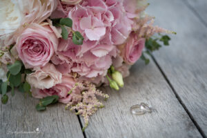 Hochzeitsfotograf im Burgenland, Eisenstadt & Neusiedlersee Ich bin Ihr Hochzeitsfotograf im Burgenland, rund um Eisenstadt und am Neusiedlersee. Mit viel Erfahrung und Liebe zum Detail halte ich die emotionalsten Momente Ihrer Hochzeit in authentischen Bildern fest. Als spezialisierter Hochzeitsfotograf am Wasser fange ich die natürliche Schönheit und Romantik Ihres großen Tages in einzigartigen Aufnahmen ein. Vertrauen Sie auf meine Expertise, um Ihre besonderen Erinnerungen perfekt festzuhalten.