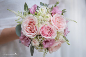 Hochzeitsfotograf Wiener Neustadt, Baden bei Wien & Umgebung Ich bin Ihr Hochzeitsfotograf in Wiener Neustadt, Baden bei Wien und der Umgebung. Mit viel Erfahrung und Liebe zum Detail halte ich die schönsten Momente Ihrer Hochzeit in authentischen, emotionalen Fotos fest. Zusätzlich können Sie im Raum Wiener Neustadt, Baden bei Wien und Umgebung eine Fotobox für Ihre Feier mieten – für noch mehr Spaß und unvergessliche Erinnerungen. Vertrauen Sie auf meine Expertise, um Ihre Hochzeitsbilder perfekt in Szene zu setzen.