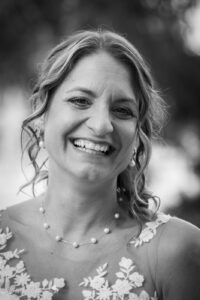 Hochzeitsfotograf Wiener Neustadt, Baden bei Wien & Umgebung Ich bin Ihr Hochzeitsfotograf in Wiener Neustadt, Baden bei Wien und der Umgebung. Mit viel Erfahrung und Liebe zum Detail halte ich die schönsten Momente Ihrer Hochzeit in authentischen, emotionalen Fotos fest. Zusätzlich können Sie im Raum Wiener Neustadt, Baden bei Wien und Umgebung eine Fotobox für Ihre Feier mieten – für noch mehr Spaß und unvergessliche Erinnerungen. Vertrauen Sie auf meine Expertise, um Ihre Hochzeitsbilder perfekt in Szene zu setzen.