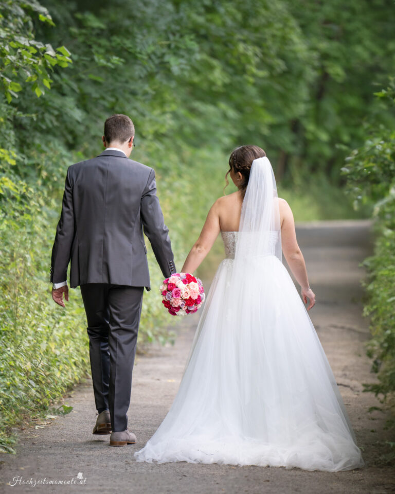 Hochzeitsfotograf Mödling, Baden bei Wien & Umgebung Als erfahrener Hochzeitsfotograf in Mödling, Baden bei Wien und Umgebung fange ich die schönsten Momente Ihres großen Tages in authentischen, emotionalen Bildern ein. Mit viel Liebe zum Detail und einem sicheren Auge für besondere Augenblicke, halte ich die unvergesslichen Erinnerungen an Ihre Hochzeit fest – ganz nach Ihren Wünschen und mit viel Herz. Vertrauen Sie auf meine jahrelange Erfahrung und lassen Sie sich von meinen Hochzeitsfotos verzaubern! Hochzeitsfotograf Wiener Neustadt, Hochzeitsfotograf Baden bei Wien, Hochzeitsfotograf Wien, Kursalon Mödling