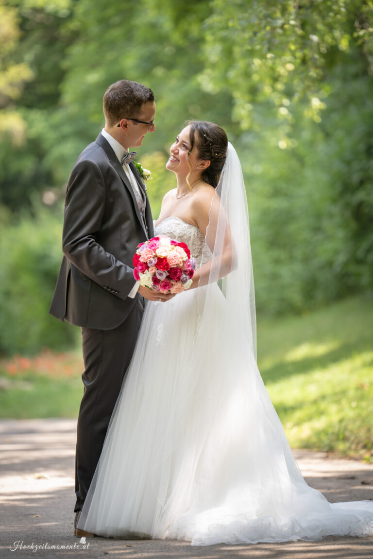 Hochzeitsfotograf Mödling, Baden bei Wien & Umgebung Als erfahrener Hochzeitsfotograf in Mödling, Baden bei Wien und Umgebung fange ich die schönsten Momente Ihres großen Tages in authentischen, emotionalen Bildern ein. Mit viel Liebe zum Detail und einem sicheren Auge für besondere Augenblicke, halte ich die unvergesslichen Erinnerungen an Ihre Hochzeit fest – ganz nach Ihren Wünschen und mit viel Herz. Vertrauen Sie auf meine jahrelange Erfahrung und lassen Sie sich von meinen Hochzeitsfotos verzaubern! Hochzeitsfotograf Wiener Neustadt, Hochzeitsfotograf Baden bei Wien, Hochzeitsfotograf Wien, Kursalon Mödling