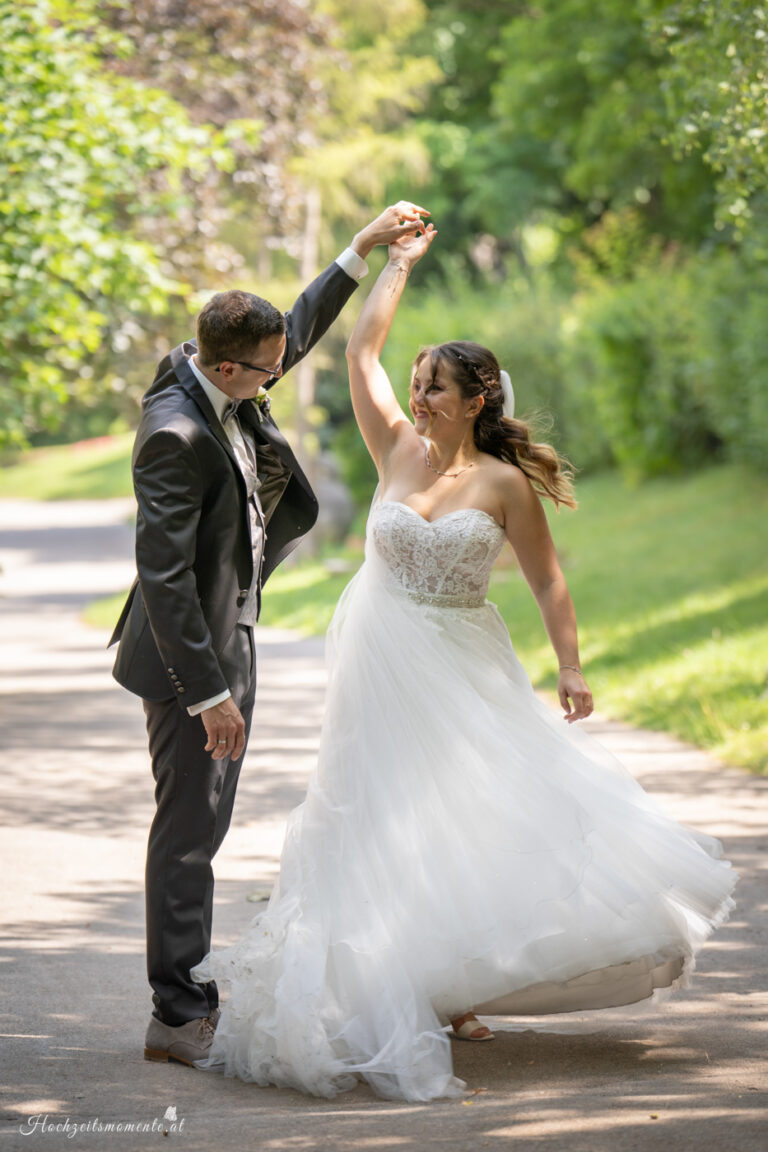 Hochzeitsfotograf Mödling, Baden bei Wien & Umgebung Als erfahrener Hochzeitsfotograf in Mödling, Baden bei Wien und Umgebung fange ich die schönsten Momente Ihres großen Tages in authentischen, emotionalen Bildern ein. Mit viel Liebe zum Detail und einem sicheren Auge für besondere Augenblicke, halte ich die unvergesslichen Erinnerungen an Ihre Hochzeit fest – ganz nach Ihren Wünschen und mit viel Herz. Vertrauen Sie auf meine jahrelange Erfahrung und lassen Sie sich von meinen Hochzeitsfotos verzaubern! Hochzeitsfotograf Wiener Neustadt, Hochzeitsfotograf Baden bei Wien, Hochzeitsfotograf Wien, Kursalon Mödling