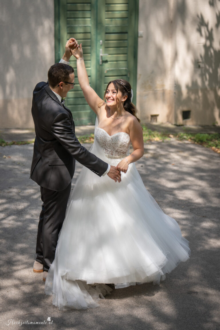 Hochzeitsfotograf Mödling, Baden bei Wien & Umgebung Als erfahrener Hochzeitsfotograf in Mödling, Baden bei Wien und Umgebung fange ich die schönsten Momente Ihres großen Tages in authentischen, emotionalen Bildern ein. Mit viel Liebe zum Detail und einem sicheren Auge für besondere Augenblicke, halte ich die unvergesslichen Erinnerungen an Ihre Hochzeit fest – ganz nach Ihren Wünschen und mit viel Herz. Vertrauen Sie auf meine jahrelange Erfahrung und lassen Sie sich von meinen Hochzeitsfotos verzaubern! Hochzeitsfotograf Wiener Neustadt, Hochzeitsfotograf Baden bei Wien, Hochzeitsfotograf Wien, Kursalon Mödling