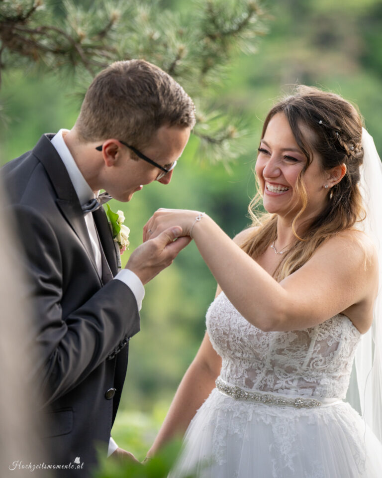 Hochzeitsfotograf Mödling, Baden bei Wien & Umgebung Als erfahrener Hochzeitsfotograf in Mödling, Baden bei Wien und Umgebung fange ich die schönsten Momente Ihres großen Tages in authentischen, emotionalen Bildern ein. Mit viel Liebe zum Detail und einem sicheren Auge für besondere Augenblicke, halte ich die unvergesslichen Erinnerungen an Ihre Hochzeit fest – ganz nach Ihren Wünschen und mit viel Herz. Vertrauen Sie auf meine jahrelange Erfahrung und lassen Sie sich von meinen Hochzeitsfotos verzaubern! Hochzeitsfotograf Wiener Neustadt, Hochzeitsfotograf Baden bei Wien, Hochzeitsfotograf Wien, Kursalon Mödling
