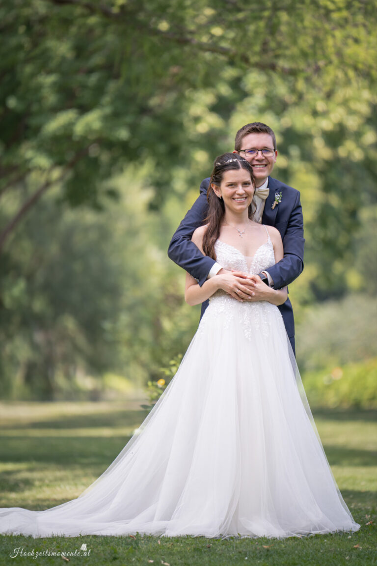 Hochzeitsfotograf Wiener Neustadt, Baden bei Wien & Umgebung Ich bin Ihr Hochzeitsfotograf in Wiener Neustadt, Baden bei Wien und der Umgebung. Mit viel Erfahrung und Liebe zum Detail halte ich die schönsten Momente Ihrer Hochzeit in authentischen, emotionalen Fotos fest. Zusätzlich können Sie im Raum Wiener Neustadt, Baden bei Wien und Umgebung eine Fotobox für Ihre Feier mieten – für noch mehr Spaß und unvergessliche Erinnerungen. Vertrauen Sie auf meine Expertise, um Ihre Hochzeitsbilder perfekt in Szene zu setzen.