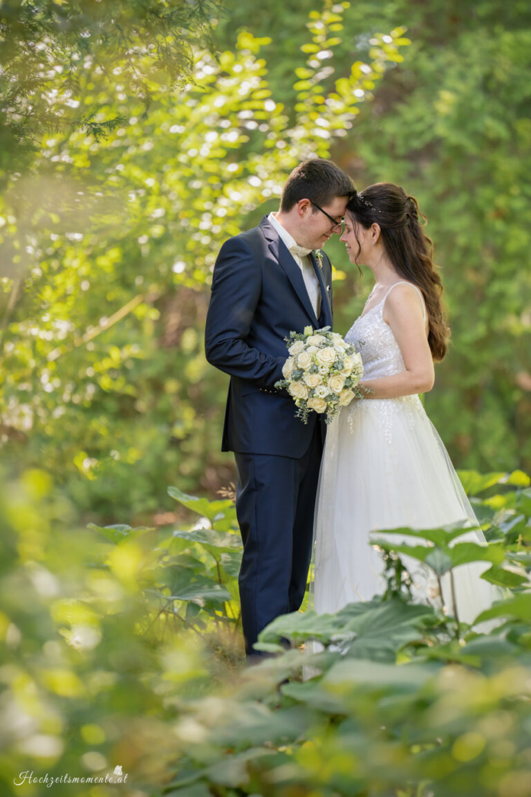 Hochzeitsfotograf Wiener Neustadt, Baden bei Wien & Umgebung Ich bin Ihr Hochzeitsfotograf in Wiener Neustadt, Baden bei Wien und der Umgebung. Mit viel Erfahrung und Liebe zum Detail halte ich die schönsten Momente Ihrer Hochzeit in authentischen, emotionalen Fotos fest. Zusätzlich können Sie im Raum Wiener Neustadt, Baden bei Wien und Umgebung eine Fotobox für Ihre Feier mieten – für noch mehr Spaß und unvergessliche Erinnerungen. Vertrauen Sie auf meine Expertise, um Ihre Hochzeitsbilder perfekt in Szene zu setzen.