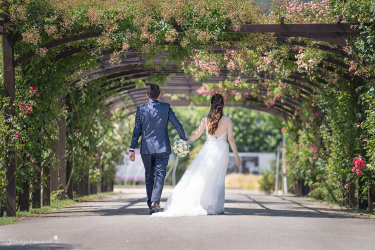 Hochzeitsfotograf Wiener Neustadt, Baden bei Wien & Umgebung Ich bin Ihr Hochzeitsfotograf in Wiener Neustadt, Baden bei Wien und der Umgebung. Mit viel Erfahrung und Liebe zum Detail halte ich die schönsten Momente Ihrer Hochzeit in authentischen, emotionalen Fotos fest. Zusätzlich können Sie im Raum Wiener Neustadt, Baden bei Wien und Umgebung eine Fotobox für Ihre Feier mieten – für noch mehr Spaß und unvergessliche Erinnerungen. Vertrauen Sie auf meine Expertise, um Ihre Hochzeitsbilder perfekt in Szene zu setzen.