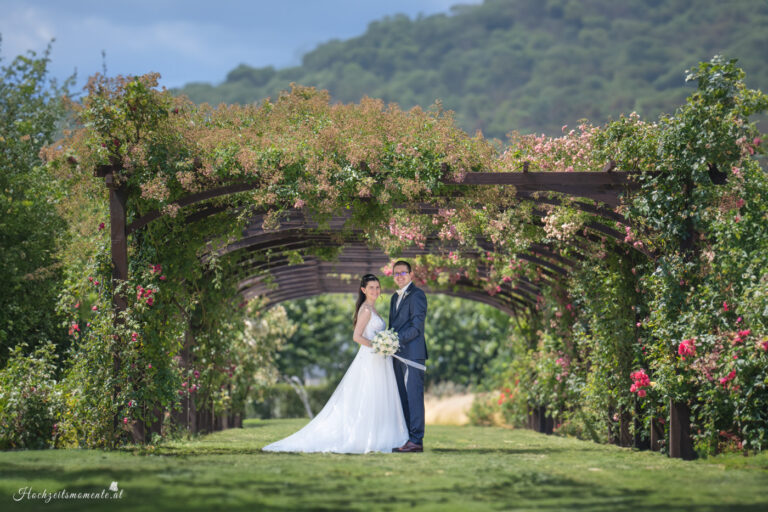 Hochzeitsfotograf Wiener Neustadt, Baden bei Wien & Umgebung Ich bin Ihr Hochzeitsfotograf in Wiener Neustadt, Baden bei Wien und der Umgebung. Mit viel Erfahrung und Liebe zum Detail halte ich die schönsten Momente Ihrer Hochzeit in authentischen, emotionalen Fotos fest. Zusätzlich können Sie im Raum Wiener Neustadt, Baden bei Wien und Umgebung eine Fotobox für Ihre Feier mieten – für noch mehr Spaß und unvergessliche Erinnerungen. Vertrauen Sie auf meine Expertise, um Ihre Hochzeitsbilder perfekt in Szene zu setzen.
