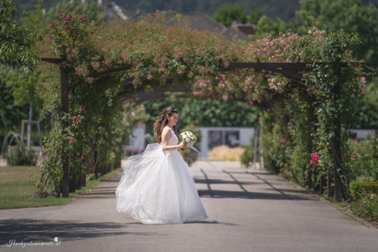 Hochzeitsfotograf Wiener Neustadt, Baden bei Wien & Umgebung Ich bin Ihr Hochzeitsfotograf in Wiener Neustadt, Baden bei Wien und der Umgebung. Mit viel Erfahrung und Liebe zum Detail halte ich die schönsten Momente Ihrer Hochzeit in authentischen, emotionalen Fotos fest. Zusätzlich können Sie im Raum Wiener Neustadt, Baden bei Wien und Umgebung eine Fotobox für Ihre Feier mieten – für noch mehr Spaß und unvergessliche Erinnerungen. Vertrauen Sie auf meine Expertise, um Ihre Hochzeitsbilder perfekt in Szene zu setzen.