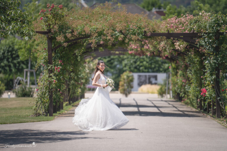 Hochzeitsfotograf Wiener Neustadt, Baden bei Wien & Umgebung Ich bin Ihr Hochzeitsfotograf in Wiener Neustadt, Baden bei Wien und der Umgebung. Mit viel Erfahrung und Liebe zum Detail halte ich die schönsten Momente Ihrer Hochzeit in authentischen, emotionalen Fotos fest. Zusätzlich können Sie im Raum Wiener Neustadt, Baden bei Wien und Umgebung eine Fotobox für Ihre Feier mieten – für noch mehr Spaß und unvergessliche Erinnerungen. Vertrauen Sie auf meine Expertise, um Ihre Hochzeitsbilder perfekt in Szene zu setzen.