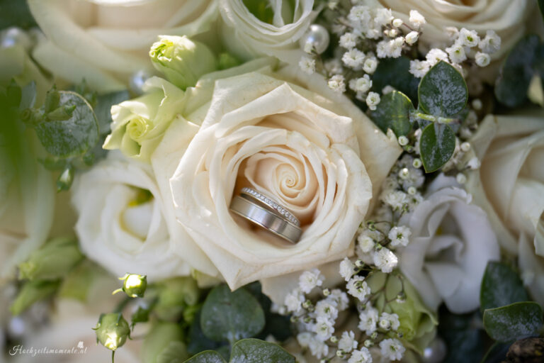 Hochzeitsfotograf Wiener Neustadt, Baden bei Wien & Umgebung Ich bin Ihr Hochzeitsfotograf in Wiener Neustadt, Baden bei Wien und der Umgebung. Mit viel Erfahrung und Liebe zum Detail halte ich die schönsten Momente Ihrer Hochzeit in authentischen, emotionalen Fotos fest. Zusätzlich können Sie im Raum Wiener Neustadt, Baden bei Wien und Umgebung eine Fotobox für Ihre Feier mieten – für noch mehr Spaß und unvergessliche Erinnerungen. Vertrauen Sie auf meine Expertise, um Ihre Hochzeitsbilder perfekt in Szene zu setzen.