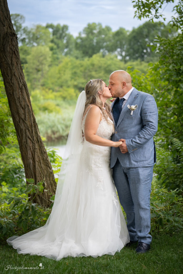 Hochzeitsfotograf Wien, Baden bei Wien & Mödling Als erfahrener Hochzeitsfotograf in Wien, Baden bei Wien, Mödling und Umgebung fange ich die schönsten Momente Ihrer Hochzeit mit authentischen, emotionalen Bildern ein. Mit viel Liebe zum Detail halte ich Ihre unvergesslichen Erinnerungen fest. Zusätzlich biete ich die Möglichkeit, eine Fotobox im Raum Wien günstig zu mieten – für noch mehr Spaß und unvergessliche Erinnerungen an Ihrem großen Tag.