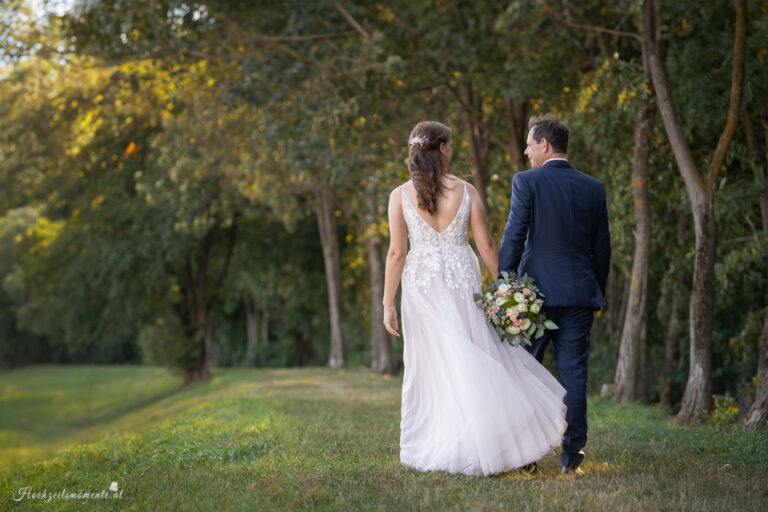 Hochzeitsfotograf Wiener Neustadt, Baden bei Wien & Umgebung Ich bin Ihr Hochzeitsfotograf in Wiener Neustadt, Baden bei Wien und der Umgebung. Mit viel Erfahrung und Liebe zum Detail halte ich die schönsten Momente Ihrer Hochzeit in authentischen, emotionalen Fotos fest. Zusätzlich können Sie im Raum Wiener Neustadt, Baden bei Wien und Umgebung eine Fotobox für Ihre Feier mieten – für noch mehr Spaß und unvergessliche Erinnerungen. Vertrauen Sie auf meine Expertise, um Ihre Hochzeitsbilder perfekt in Szene zu setzen.