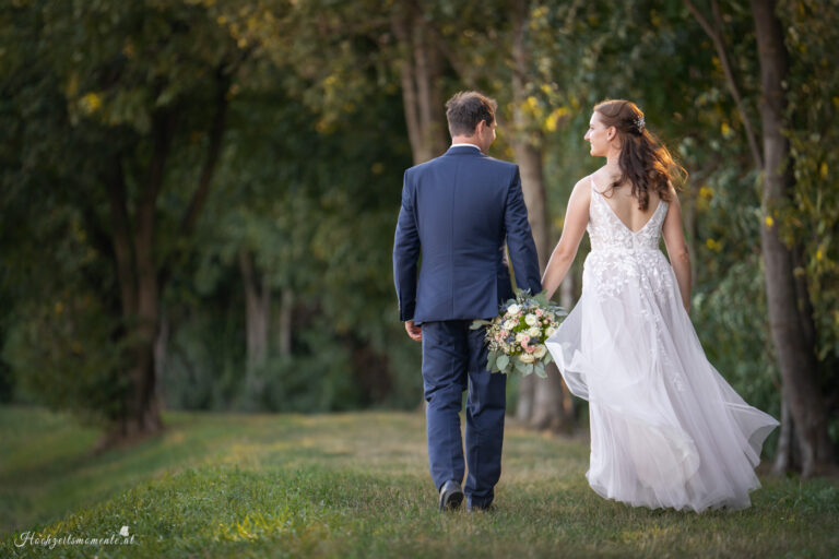 Hochzeitsfotograf Wiener Neustadt, Baden bei Wien & Umgebung Ich bin Ihr Hochzeitsfotograf in Wiener Neustadt, Baden bei Wien und der Umgebung. Mit viel Erfahrung und Liebe zum Detail halte ich die schönsten Momente Ihrer Hochzeit in authentischen, emotionalen Fotos fest. Zusätzlich können Sie im Raum Wiener Neustadt, Baden bei Wien und Umgebung eine Fotobox für Ihre Feier mieten – für noch mehr Spaß und unvergessliche Erinnerungen. Vertrauen Sie auf meine Expertise, um Ihre Hochzeitsbilder perfekt in Szene zu setzen.