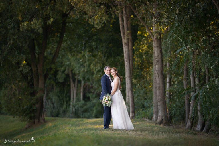Hochzeitsfotograf Wiener Neustadt, Baden bei Wien & Umgebung Ich bin Ihr Hochzeitsfotograf in Wiener Neustadt, Baden bei Wien und der Umgebung. Mit viel Erfahrung und Liebe zum Detail halte ich die schönsten Momente Ihrer Hochzeit in authentischen, emotionalen Fotos fest. Zusätzlich können Sie im Raum Wiener Neustadt, Baden bei Wien und Umgebung eine Fotobox für Ihre Feier mieten – für noch mehr Spaß und unvergessliche Erinnerungen. Vertrauen Sie auf meine Expertise, um Ihre Hochzeitsbilder perfekt in Szene zu setzen.