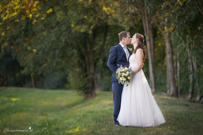 Hochzeitsfotograf Wiener Neustadt, Baden bei Wien & Umgebung Ich bin Ihr Hochzeitsfotograf in Wiener Neustadt, Baden bei Wien und der Umgebung. Mit viel Erfahrung und Liebe zum Detail halte ich die schönsten Momente Ihrer Hochzeit in authentischen, emotionalen Fotos fest. Zusätzlich können Sie im Raum Wiener Neustadt, Baden bei Wien und Umgebung eine Fotobox für Ihre Feier mieten – für noch mehr Spaß und unvergessliche Erinnerungen. Vertrauen Sie auf meine Expertise, um Ihre Hochzeitsbilder perfekt in Szene zu setzen.